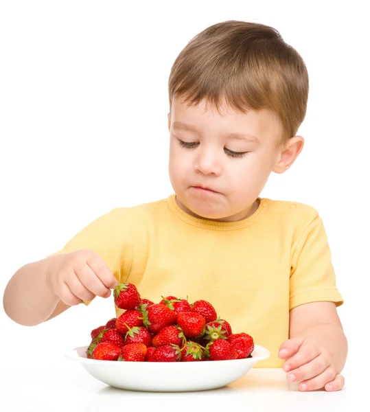 Kleiner Junge mit Erdbeeren — Stockfoto