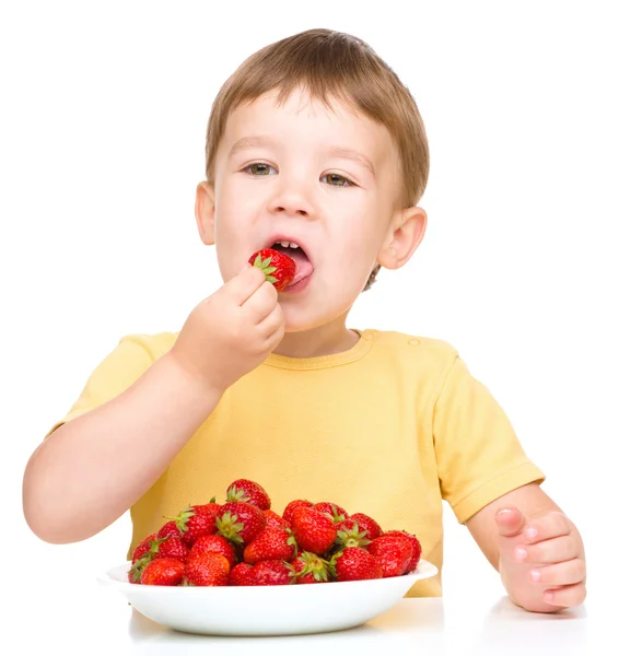 Liten pojke med jordgubbar — Stockfoto