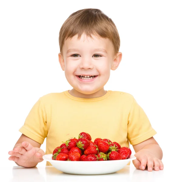 Menino com morangos — Fotografia de Stock