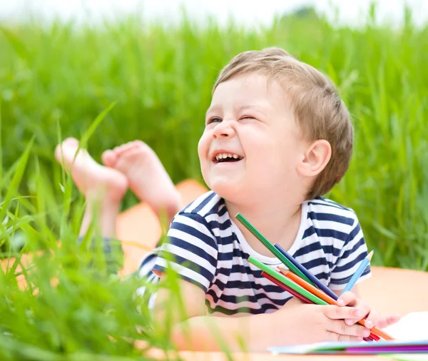 Маленький хлопчик грає з олівцями — стокове фото