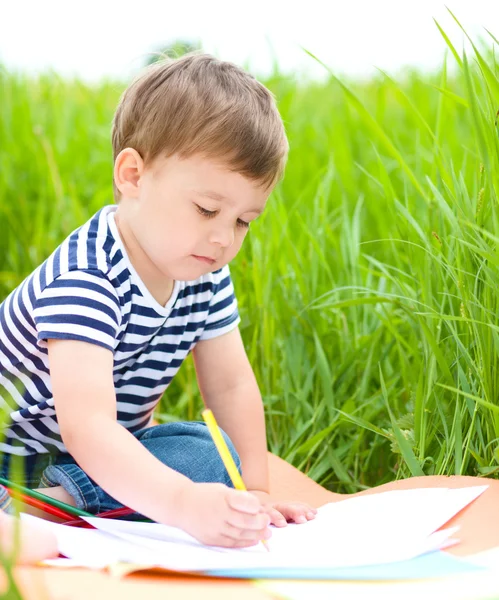 小さな男の子は鉛筆で遊んでいます。 — ストック写真