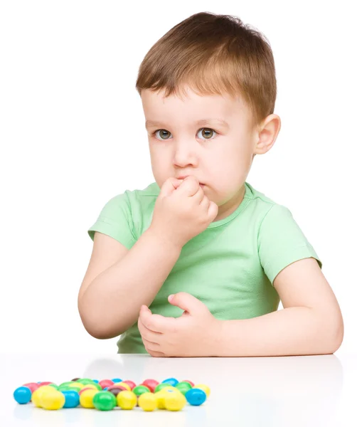 Portret van een jongen met snoepjes — Stockfoto