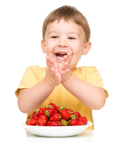 草莓的小男孩 — 图库照片