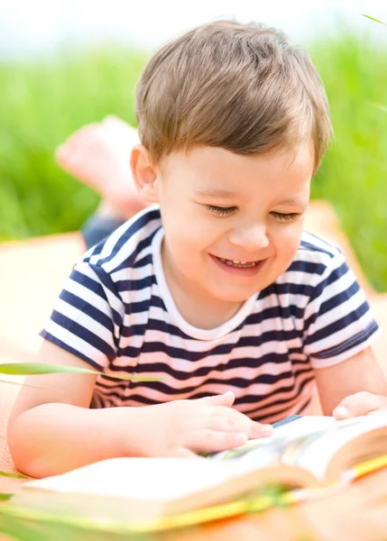 Kleiner Junge liest Buch — Stockfoto