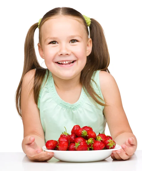 Menina alegre está comendo morangos — Fotografia de Stock