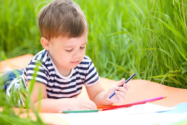 Küçük çocuk ile kalemler oynuyor — Stok fotoğraf