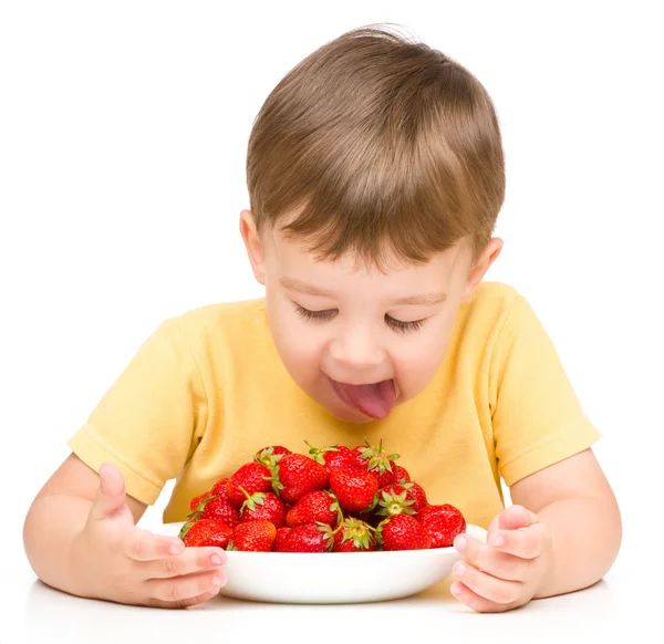 Menino com morangos — Fotografia de Stock