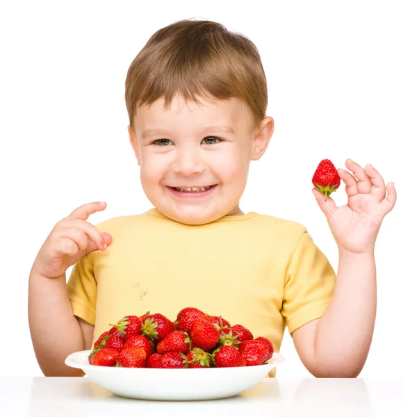 Glücklicher kleiner Junge mit Erdbeeren — Stockfoto