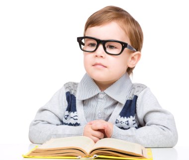 kitap ile küçük çocuk oyun