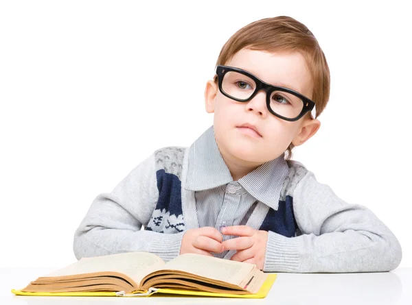 Niño pequeño jugar con el libro — Foto de Stock