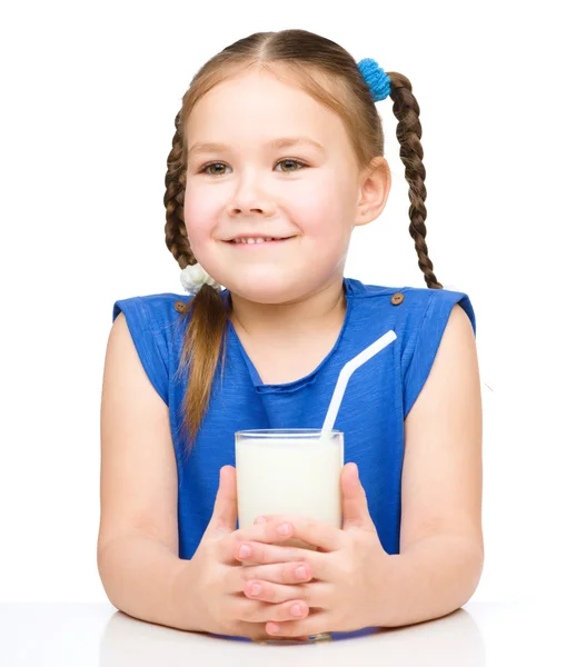 Schattig klein meisje met een glas melk — Stockfoto