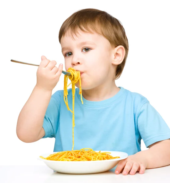 El niño está comiendo espaguetis. — Foto de Stock