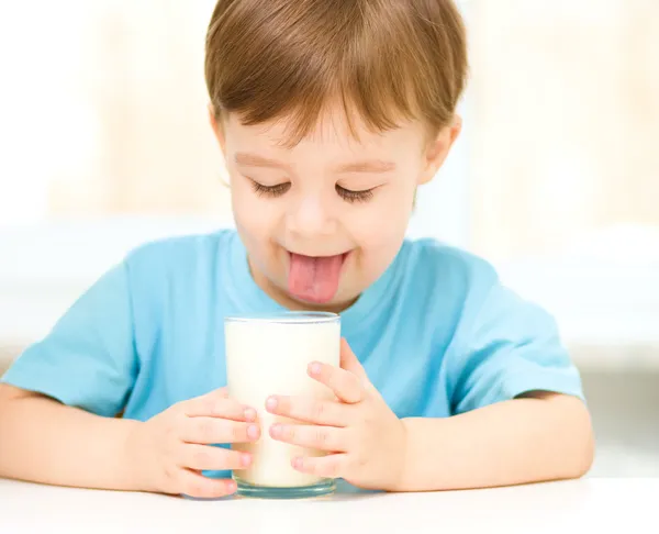 Ragazzino carino con un bicchiere di latte — Foto Stock