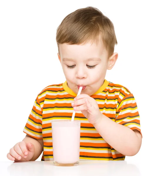 Mignon petit garçon avec un verre de lait — Photo