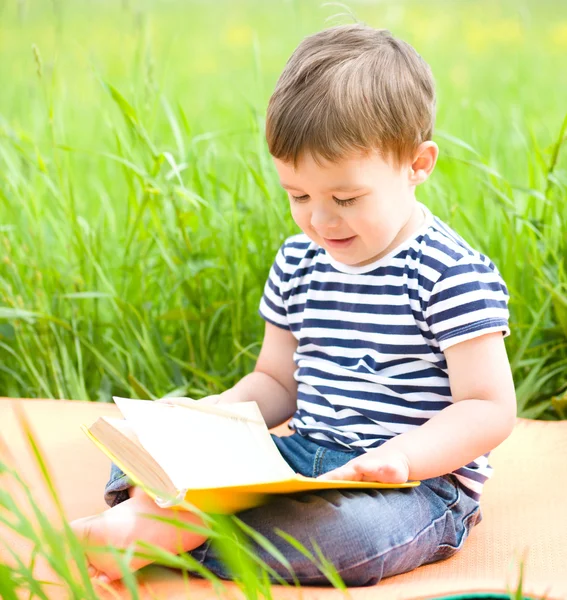 Petit garçon lit le livre — Photo