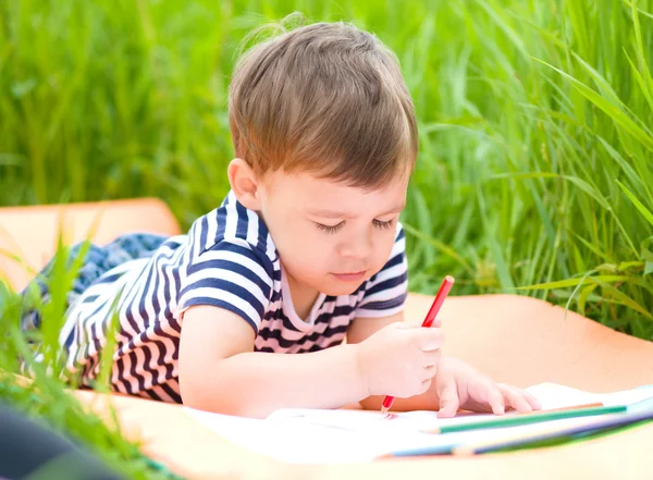 Little boy is playing with pencils — Stock Photo, Image
