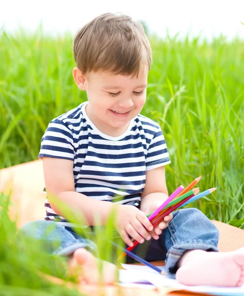 Küçük çocuk ile kalemler oynuyor — Stok fotoğraf