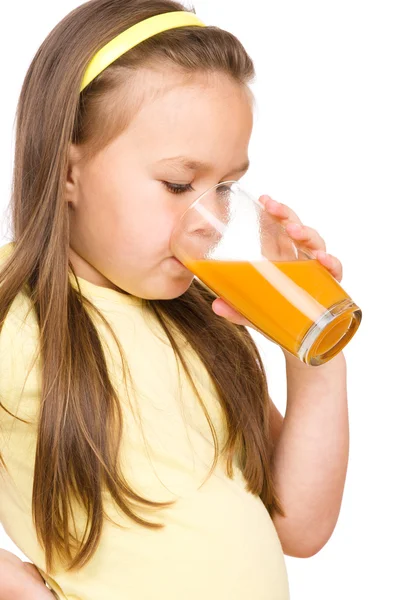 小女孩喝橙汁 — 图库照片