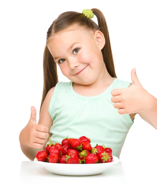 小さな女の子はイチゴを食べて幸せ — ストック写真