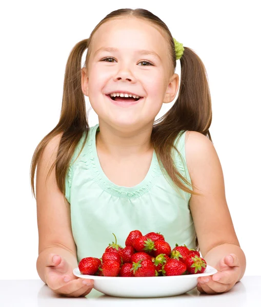 Vrolijk meisje is het eten van aardbeien — Stockfoto