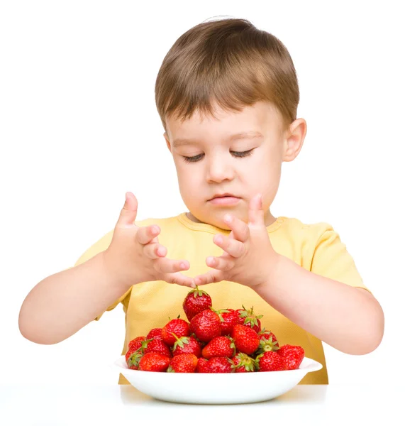 Liten pojke med jordgubbar — Stockfoto