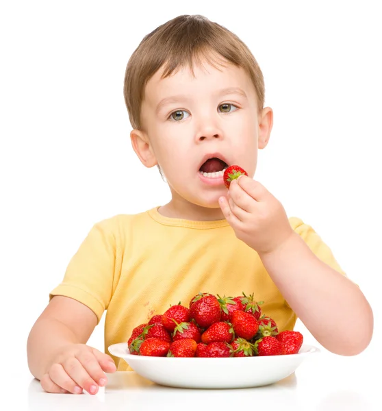 Kleine jongen met aardbeien — Stockfoto