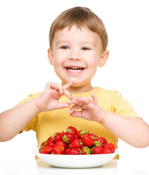 Kleiner Junge mit Erdbeeren — Stockfoto