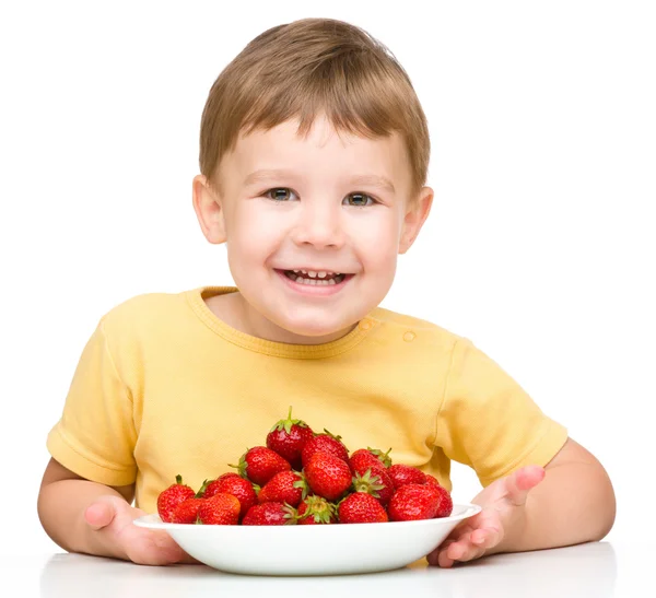 Kleiner Junge mit Erdbeeren — Stockfoto