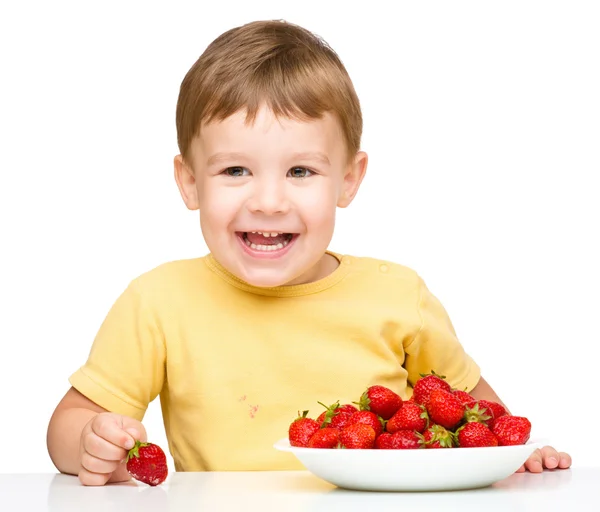 Petit garçon aux fraises — Photo