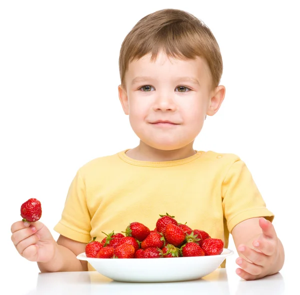 Kleine jongen met aardbeien — Stockfoto