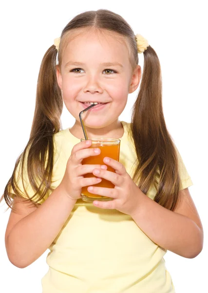 Niña está bebiendo jugo de zanahoria —  Fotos de Stock