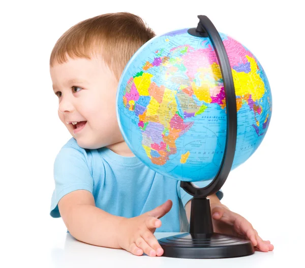 Gelukkig kleine jongen met een globe — Stockfoto
