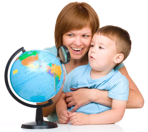 母亲在与她的儿子看地球 — 图库照片