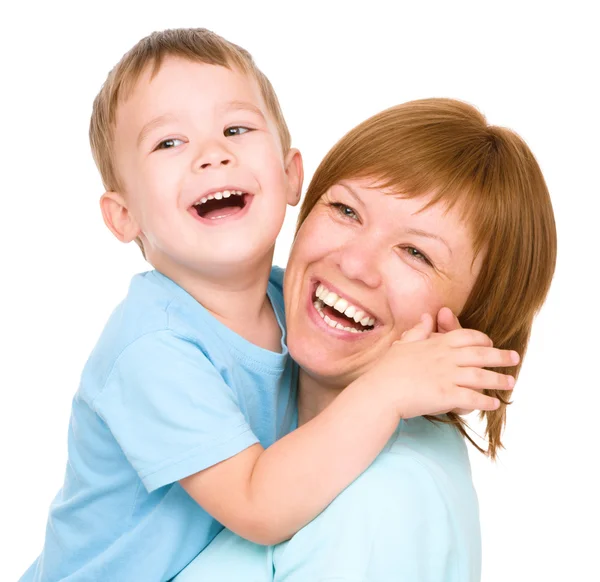 Portret van een gelukkige moeder met haar zoon — Stockfoto