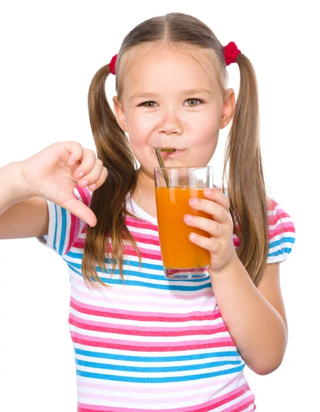 어린 소녀는 당근 주스를 마시고 있다 — 스톡 사진