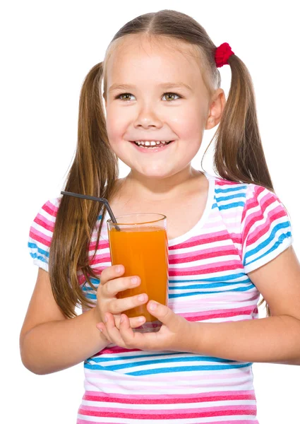 Menina está bebendo suco de cenoura — Fotografia de Stock