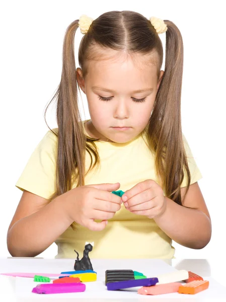 Niña está jugando con plastilina —  Fotos de Stock