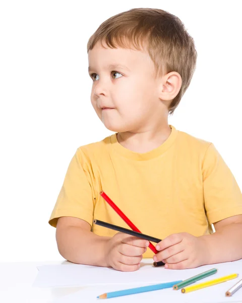 Ragazzino sta disegnando utilizzando matite di colore — Foto Stock