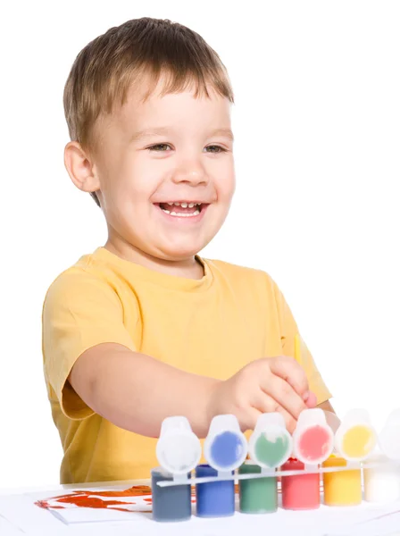Kleine jongen speelt met verf — Stockfoto