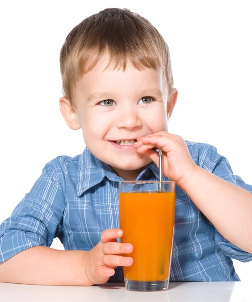 Liten pojke med glas morotsjuice — Stockfoto