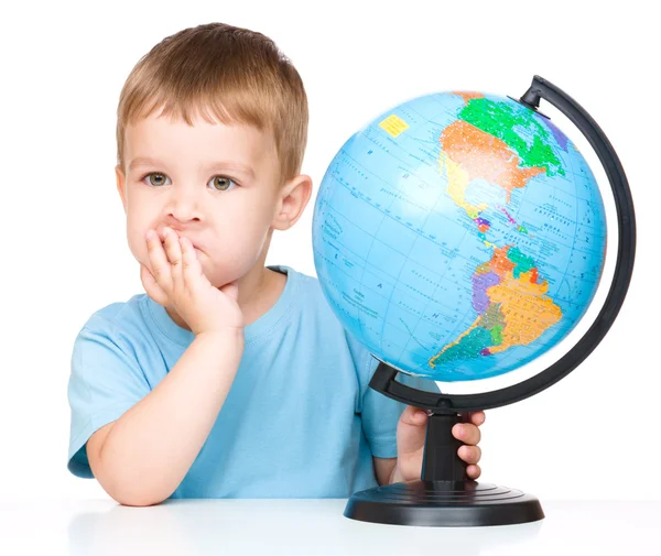 Liten pojke med en glob — Stockfoto