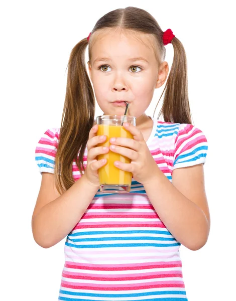 Küçük kız portakal suyu içiyor. — Stok fotoğraf