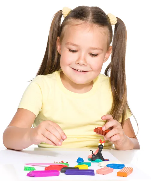 Niña está jugando con plastilina — Foto de Stock