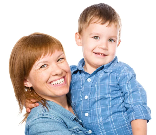 Portret van een gelukkige moeder met haar zoon — Stockfoto