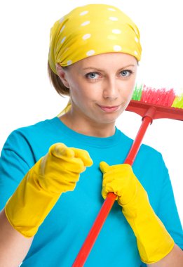 Temizlik hizmetçi olarak genç kadın