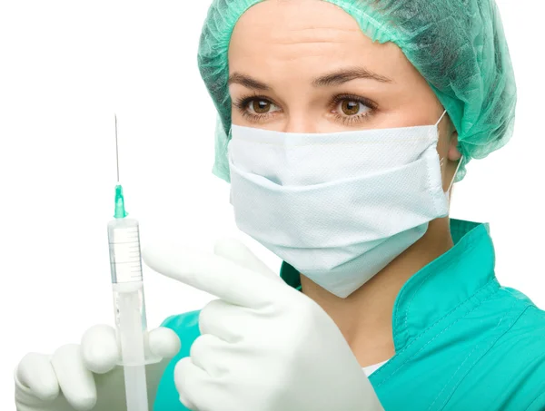 O jovem enfermeiro está a preparar a seringa para injecção. — Fotografia de Stock