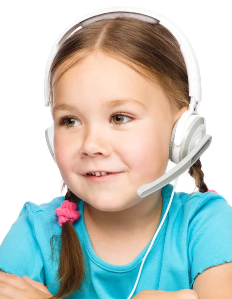 Jeune fille travaille comme opérateur à la ligne d'assistance téléphonique — Photo