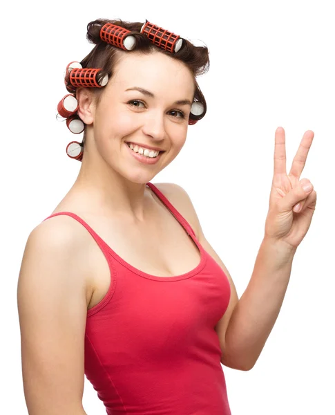 Woman is showing victory sign — Stock Photo, Image