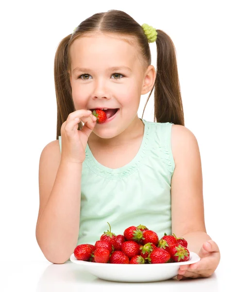 Gelukkig is het meisje aardbeien eten — Stockfoto