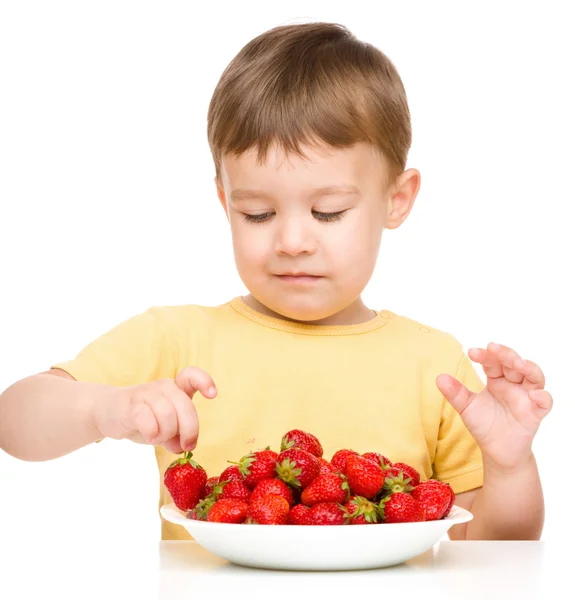 Kleine jongen met aardbeien — Stockfoto